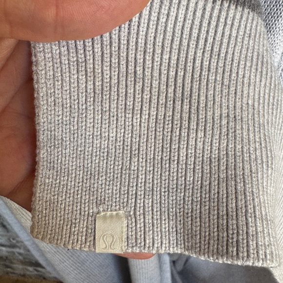 Lululemon Opened Up Poncho
DESIGNED FOR ON THE MOVE Size M/L - Picture 12 of 13